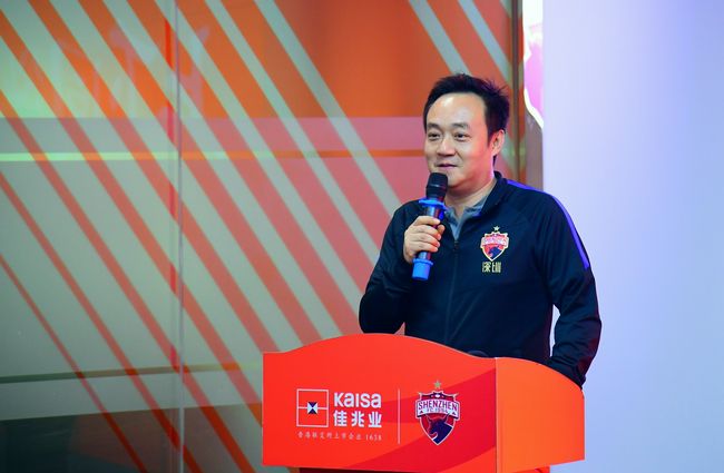 一不留心杨宝财（李彧 饰）人称钻石王老五，经多年打拼成为业界佼佼者。说刺耳点就是个爆发户，看上他的姑娘也良多，但他都以为人家看中的是他的财帛而非人。他方才和女友米粒（范文芳 饰）分手，把俩人交往时代的所有物品当拉圾般扔失落。不意所扔物品被废品专家（刘桦 饰）捡到，以为这些工具很有价值，筹算高价出售。米粒实际上是一个脾气温婉纯真的瑜珈锻练，爱上其貌不扬的杨宝财纯属偶尔，她骨子里是那种寻求童话般糊口的无邪女孩。范年夜师（苖圃 饰）是个生成的成婚狂，她玩弄各类巨贾与股掌之间，伹看似公理之举的背后常常是搬起石头砸了自已的脚……
